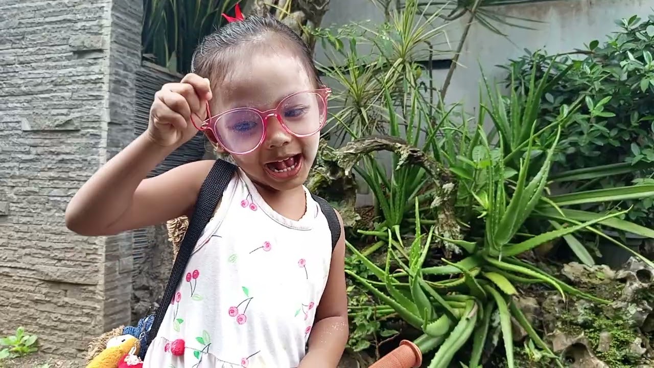 Intinya kacamata mama udahlah ini Baby Ambar Zea bawain onta ama koala 🐨 sambil syuting naik sepeda 