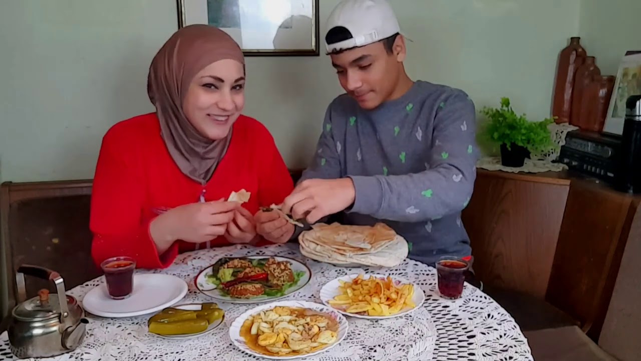فطرنا انا واخويا من غير جوزى ☹وطريقه الطعمية ( الفلافل )المصريه 💞