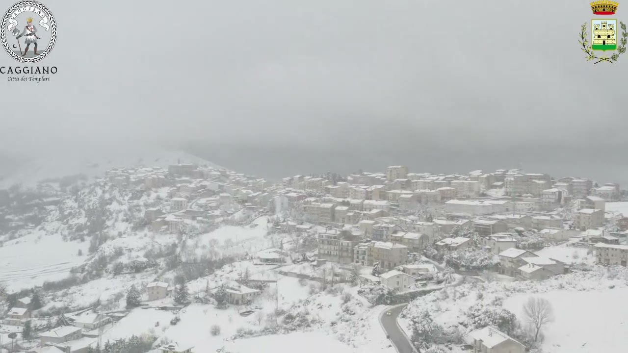 Caggiano vista dall'alto durante l'emergenza neve 2025
