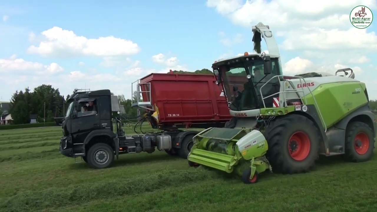 Grassilage mit Claas, JCB, John Deere - Multi Agrar Claußnitz GmbH