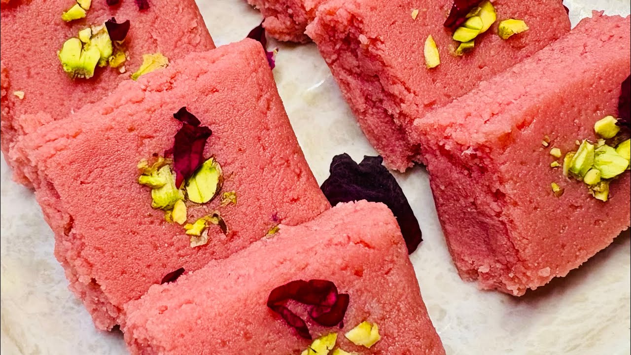 ताजे गुलाब के फूलों से बनाएँ मुँह में घुल जाने वाली शाही मिठाई | Rose Coconut Burfi Recipe 