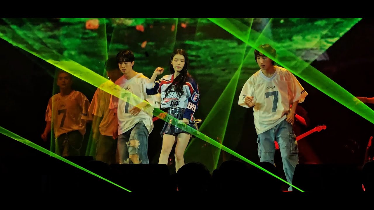 IU (아이유) - Berlin 240623 (2)