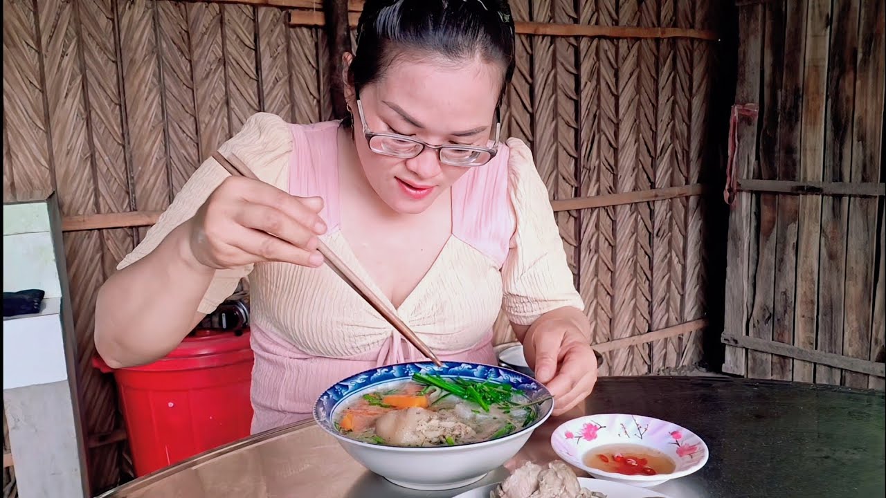Gái Miền Tây Nấu Bữa Trưa Bún Giò Heo @PhucRoPhi 