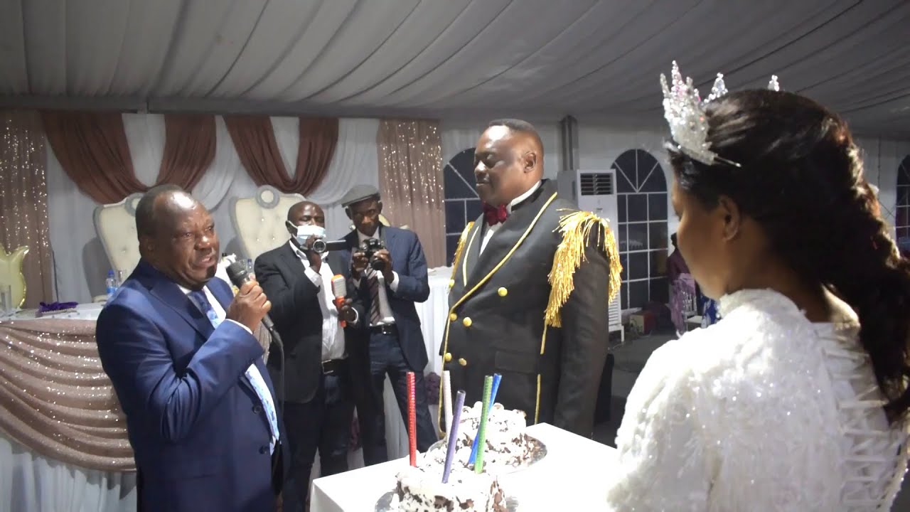 LE PST LEONARD KAYUMBI SURPRIT PAR LE PST ALBERT MUJANAYI LORS DE LA SOIREE DU MARIAGE