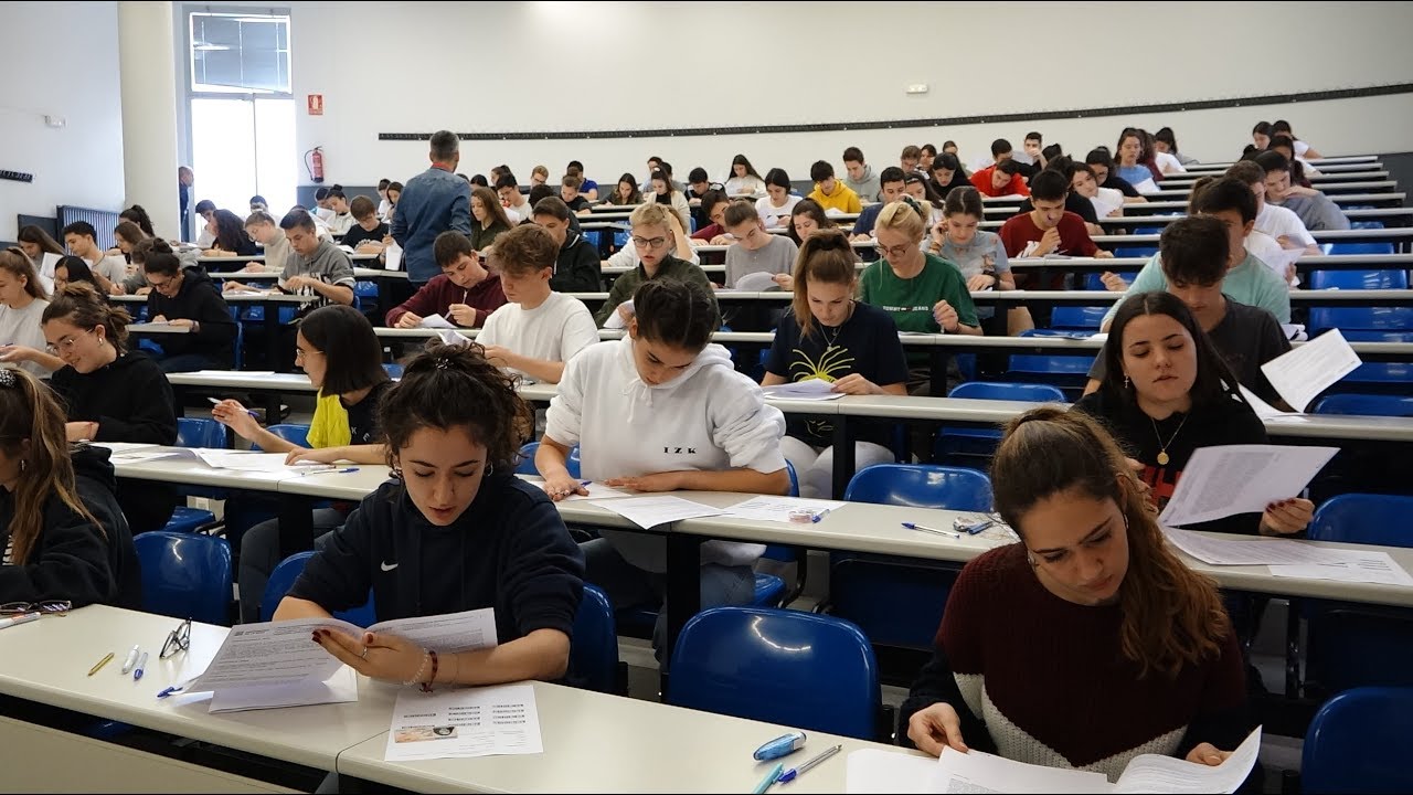Nervios y repasos de última hora: comienzan las pruebas de la EBAU en La Rioja