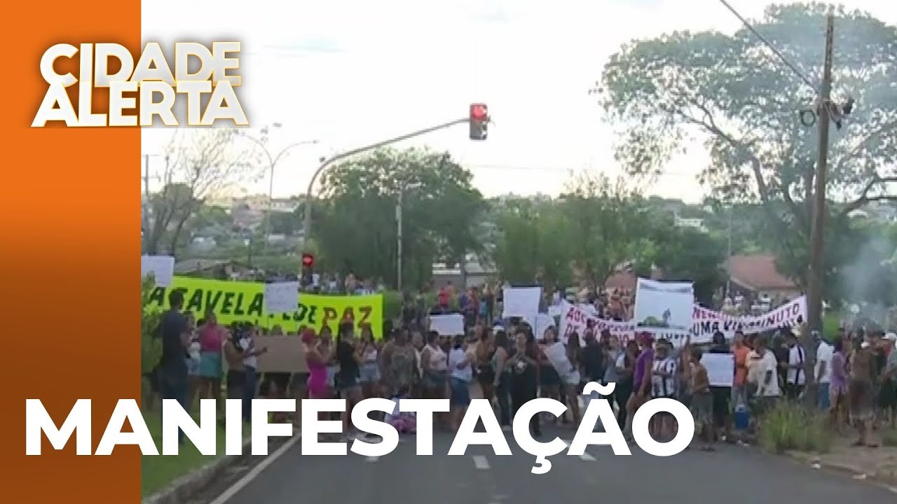 Familiares e amigos de dois jovens, mortos em confronto com a polícia, protestam em Londrina