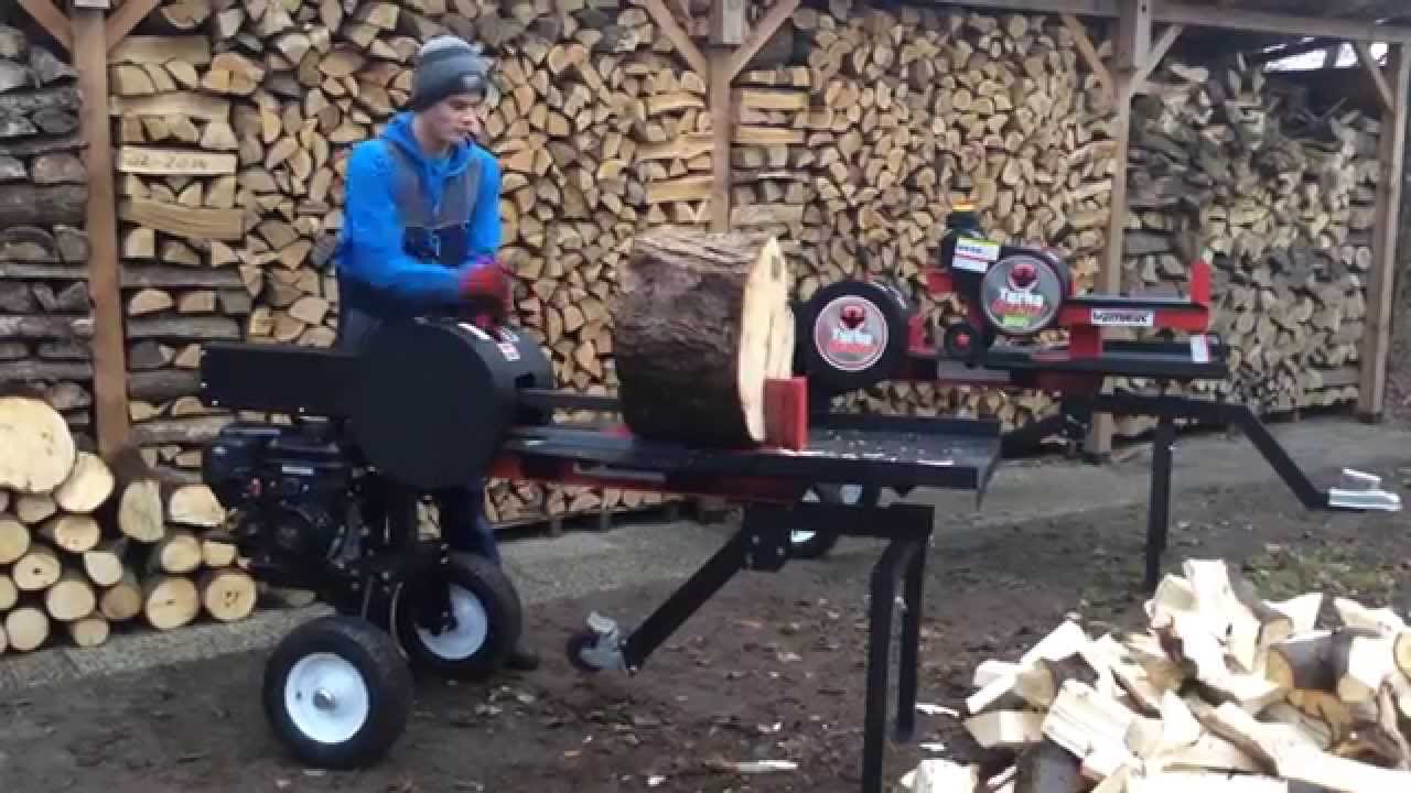 Groot kastanje blok kloven met een turbo spalter / snelle houtklover / kloofmachine / log splitter