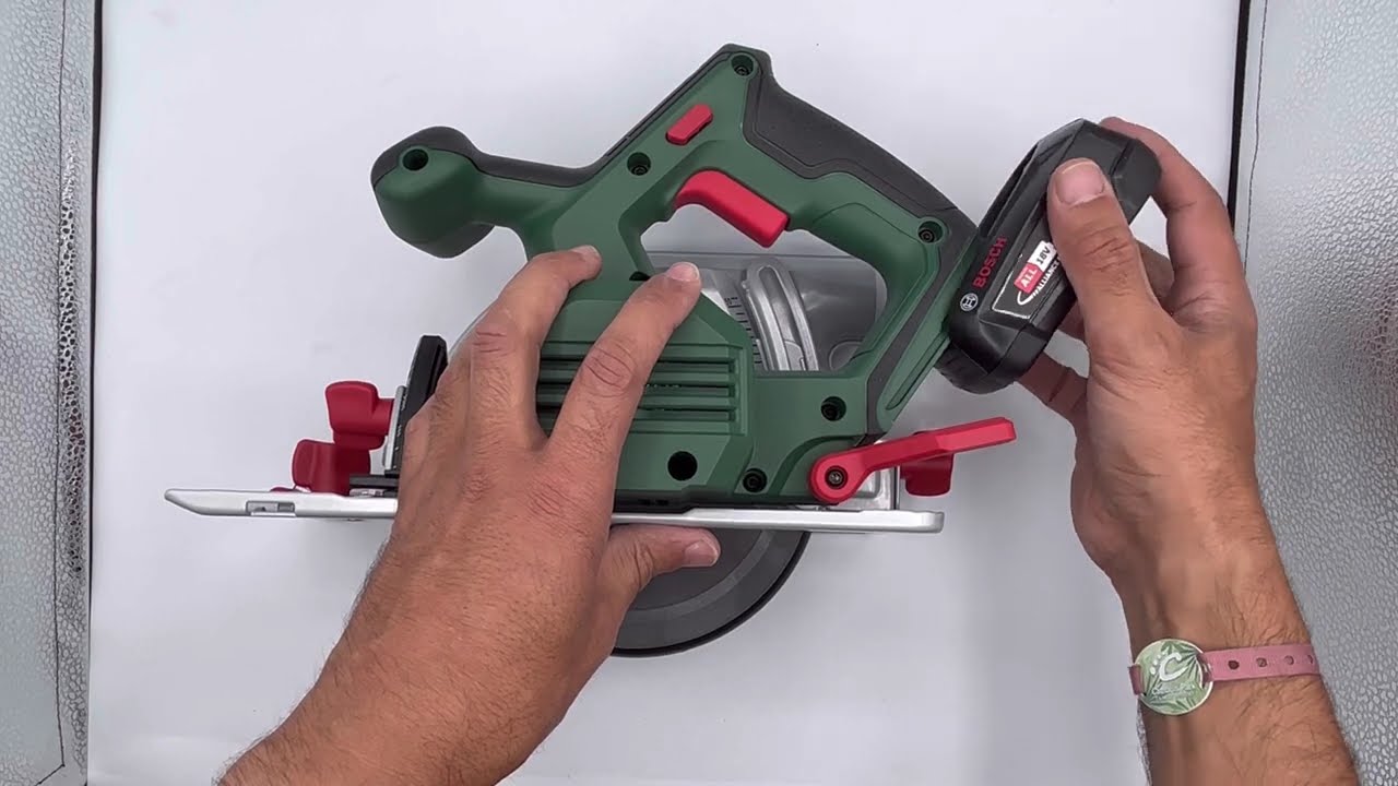 Bosch sierra circular a bater&iacute;a UniversalCirc 18V-53