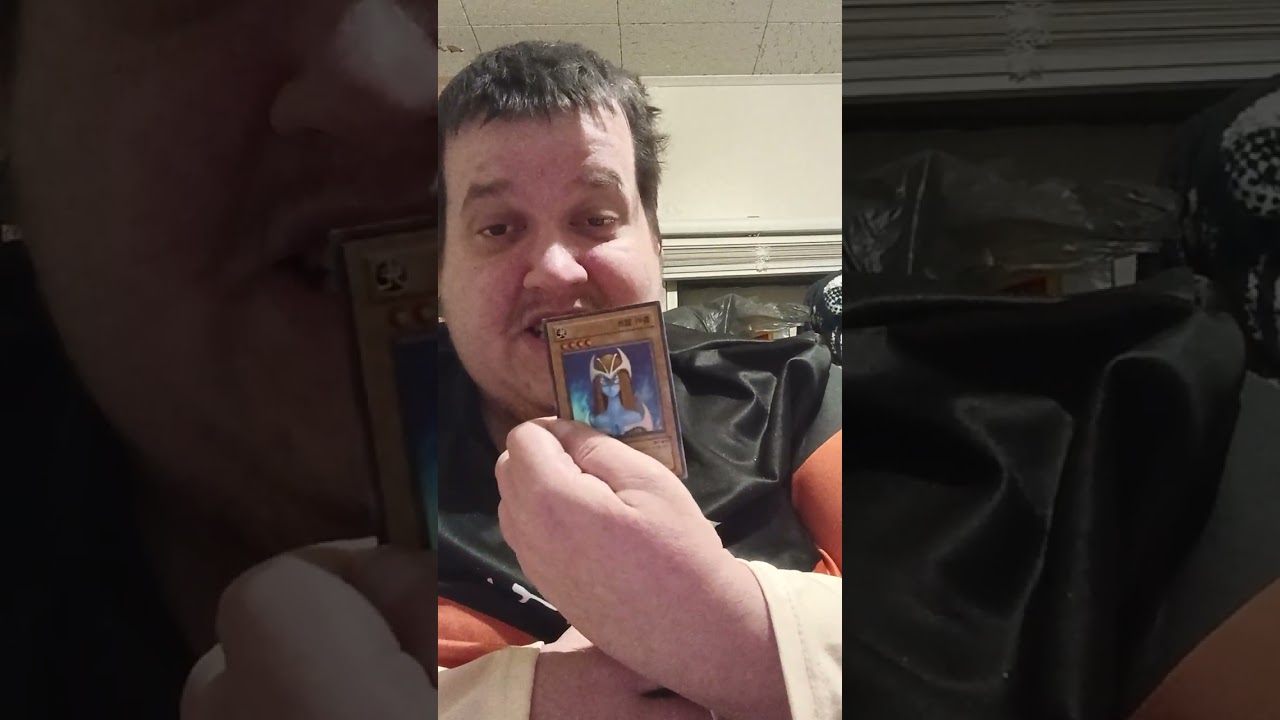 Разбираю свой новый бустер Yu-Gi-Oh! "Белый дракон с голубыми глазами"