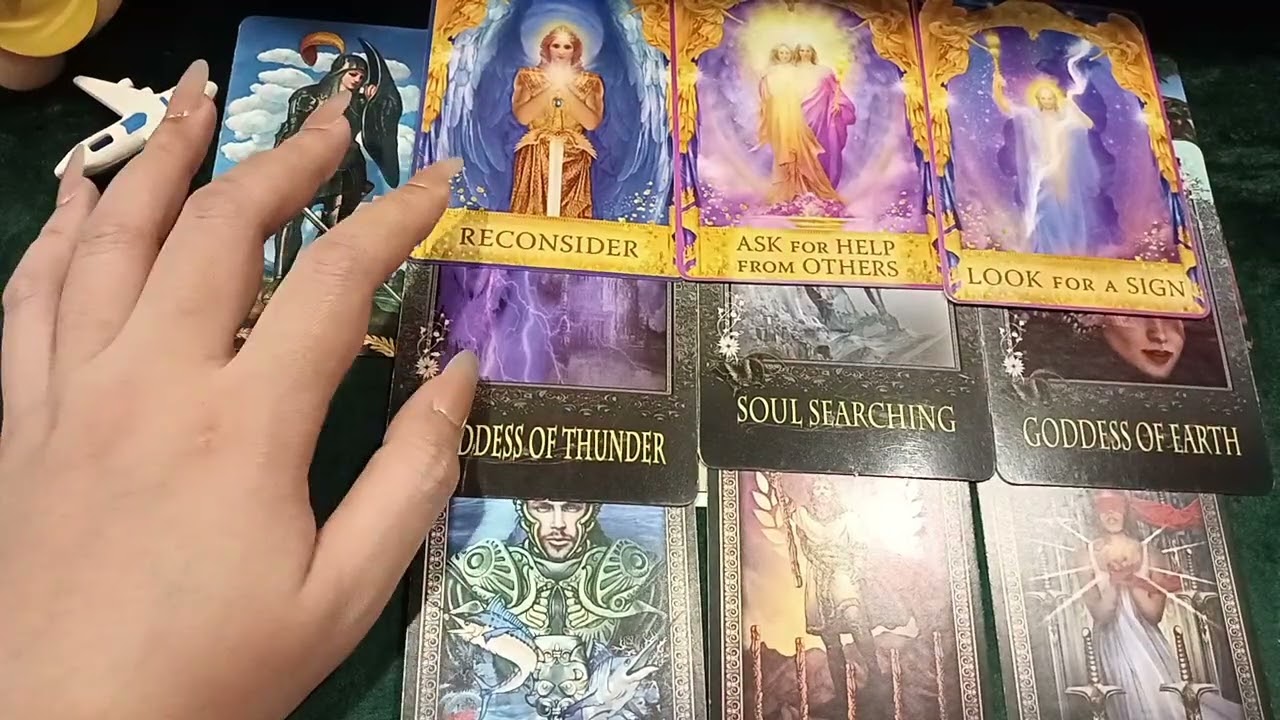 🧜Pick a card - 829💗ตอนนี้เขาคิดอะไรอยู่?