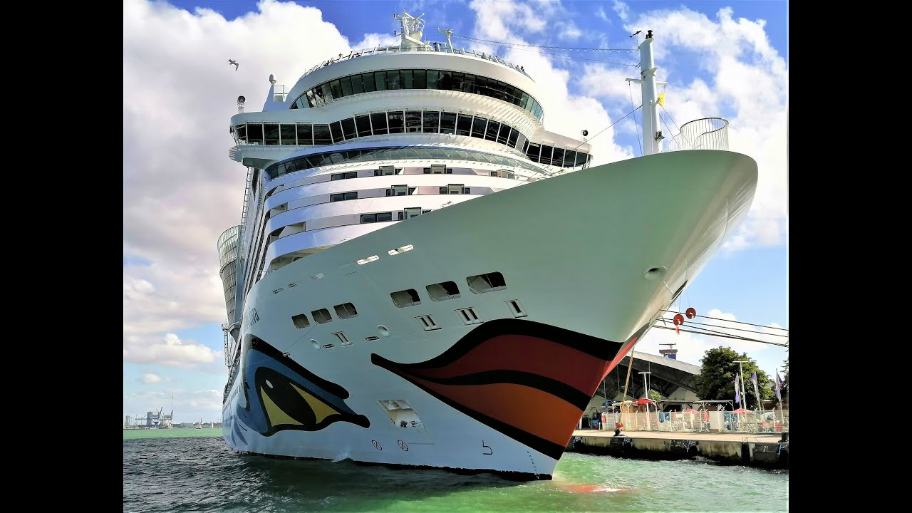 1080p AIDAdiva beeindruckendes Auslaufen bei stürmischer See in Warnemünde (HORN) 09.07.2022