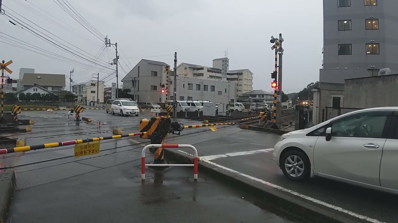 踏切を通過する、1500型気動車。