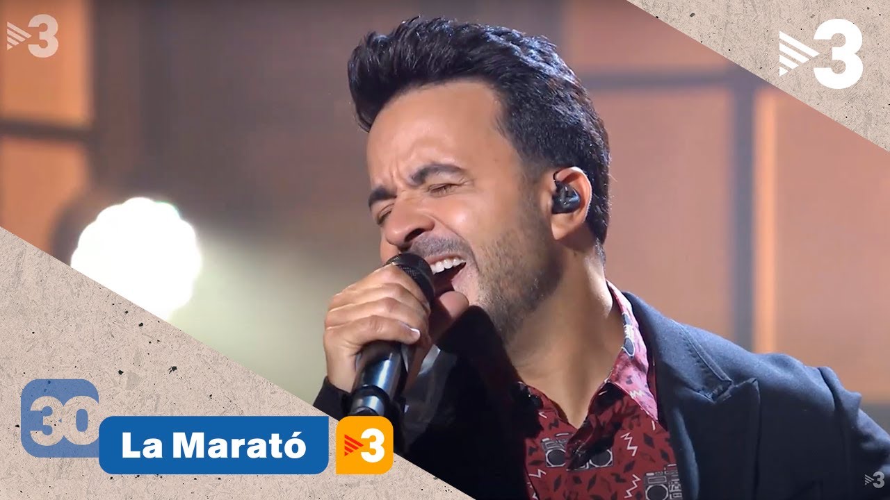 Luis Fonsi canta 