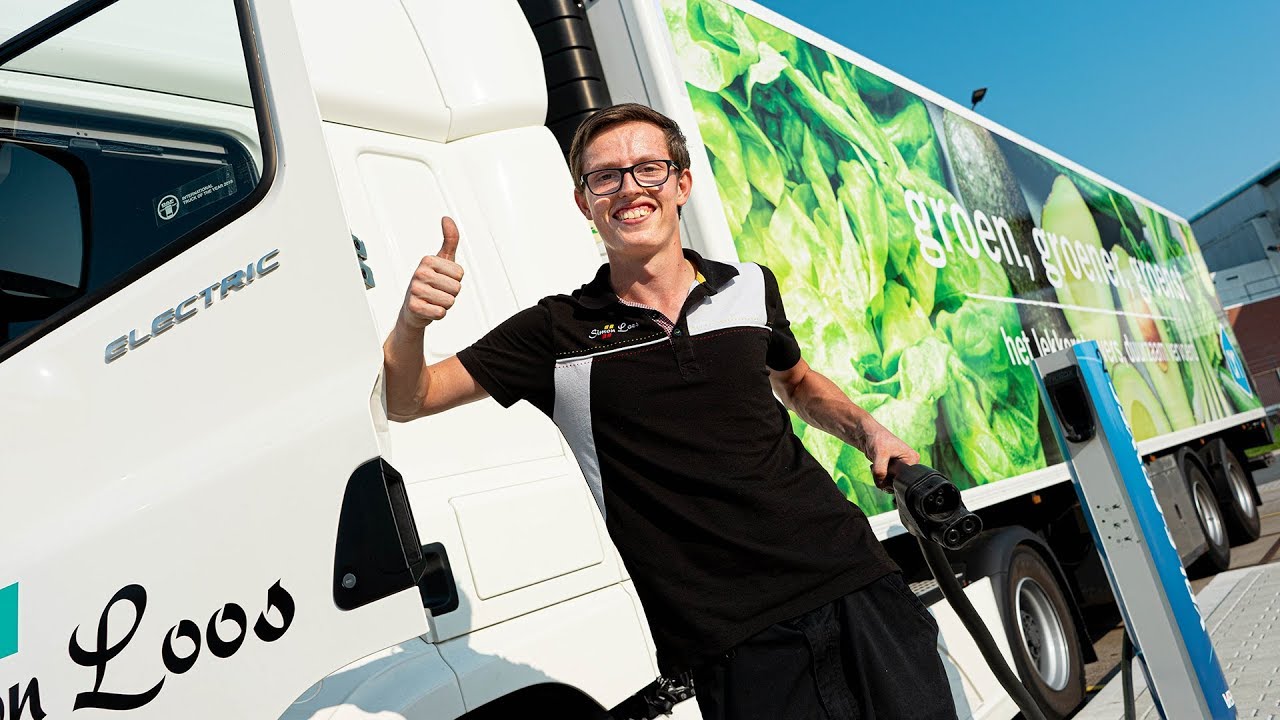 Dylan neemt je mee door hartje Amsterdam met de elektrische DAF truck!