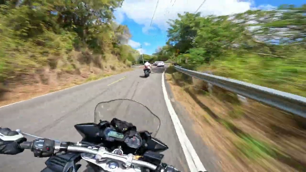 Yamaha FZ1 chasing a Suzuki GSXR750
