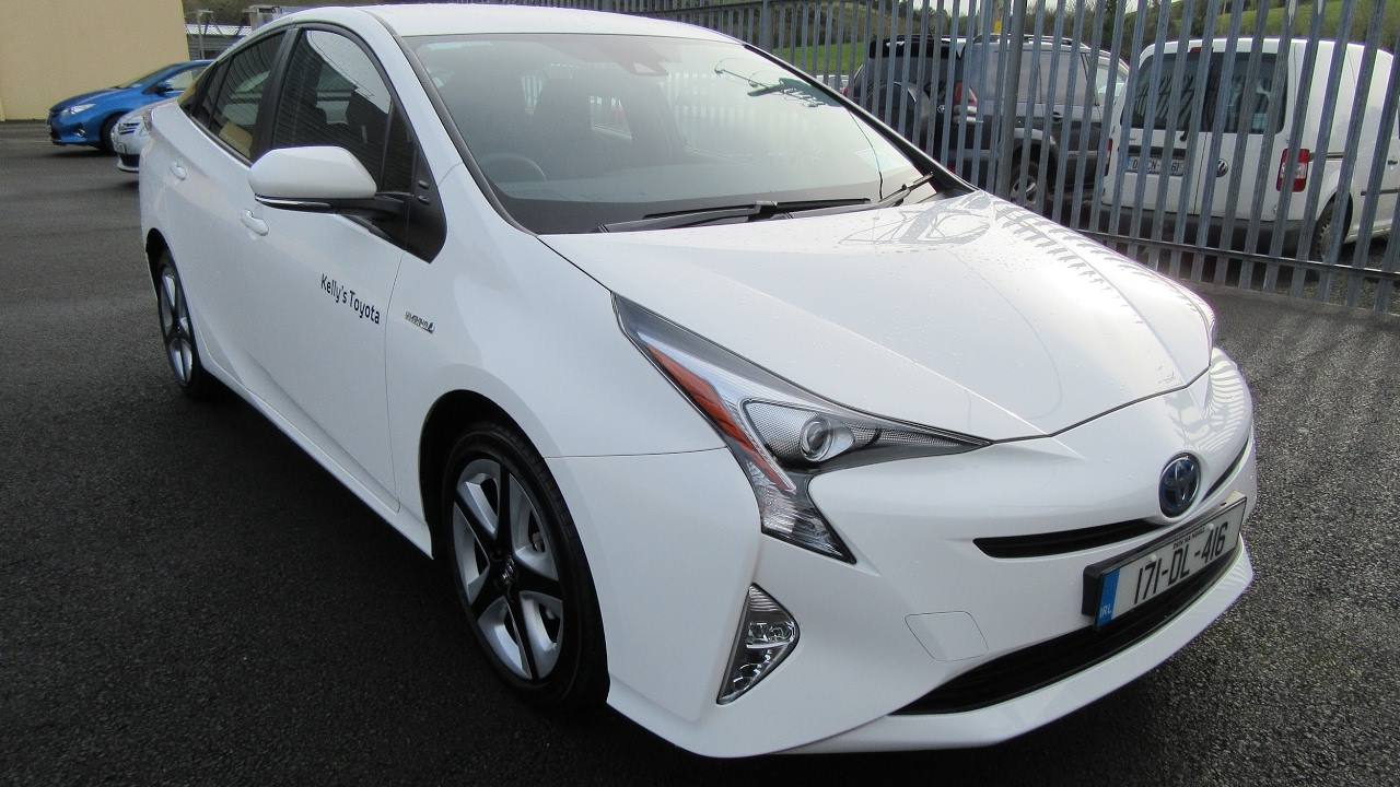 Review & Test Drive: 2017 Toyota Prius Luxury