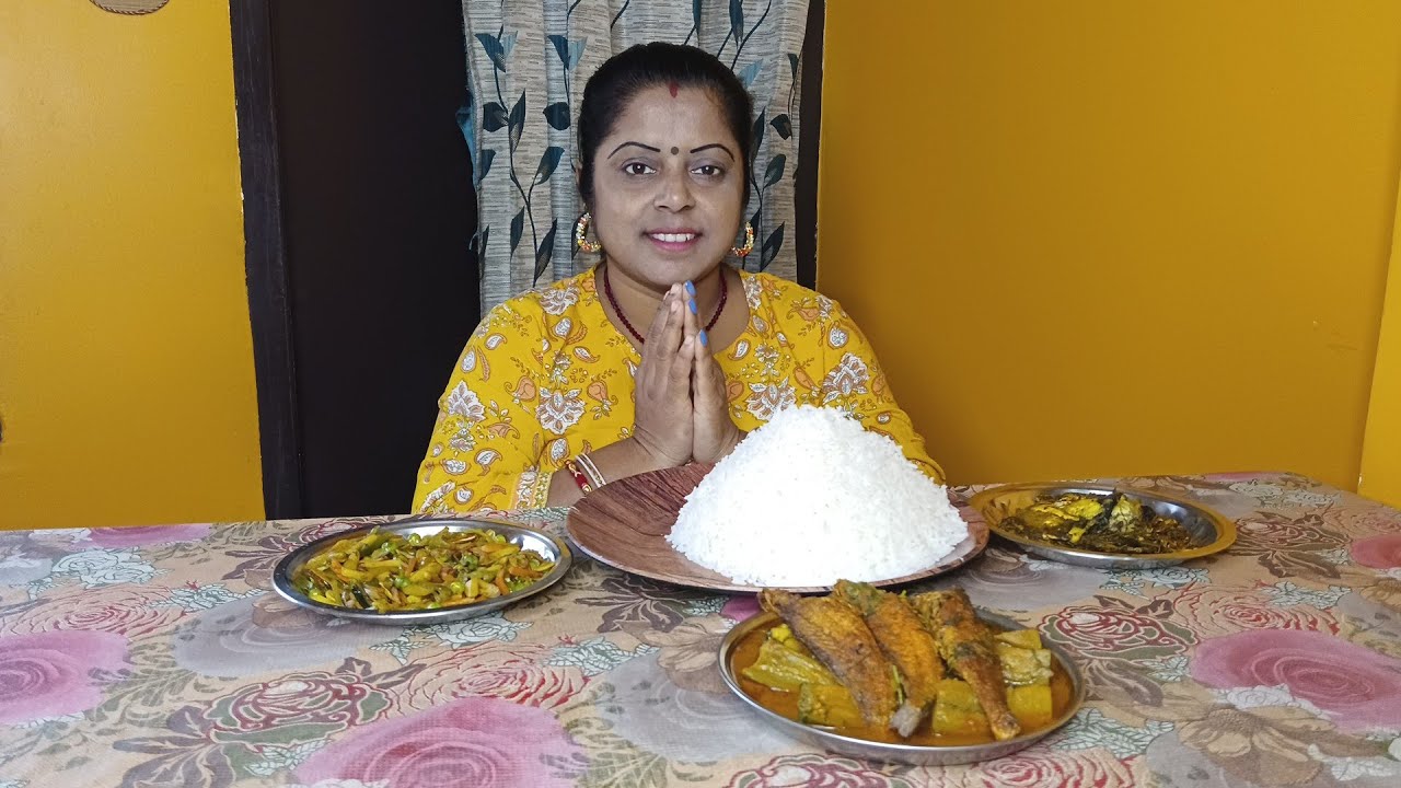 লাঞ্চে আছে ভাত। সব রকম সবজি ভাজা। ভোলা মাছ দিয়ে আলু বেগুনের ঝোল। অম্বলী শাকের টক 😋🤤👌।
