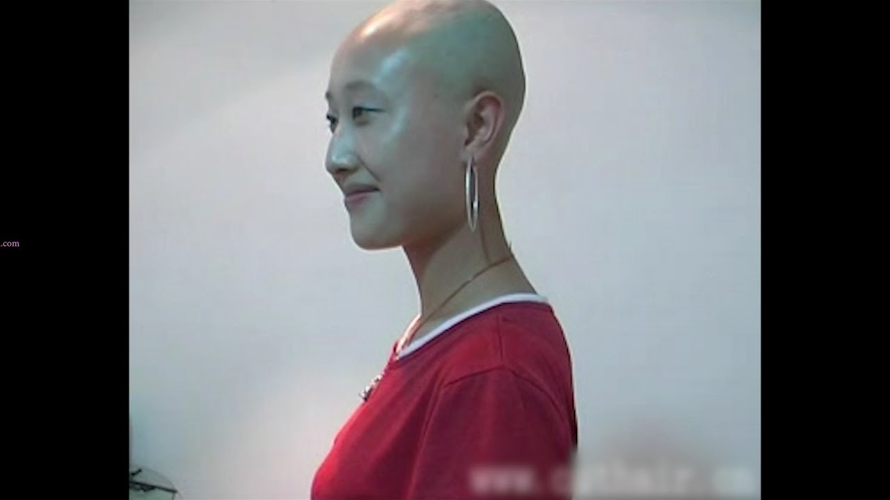 非常有學識有文化的大學女教師，在宿舍裡先泡沫洗頭，然後讓女理髮師剃光自己的左邊的頭髮刮完，再拿電動推子自剃右側，最後都刮的很油亮