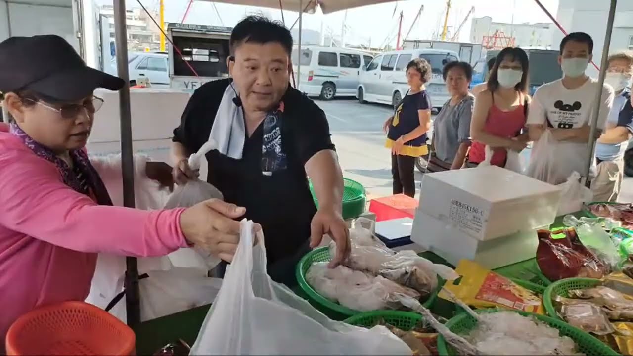 高雄蚵仔寮興爸客海鮮拍賣海鮮叫賣