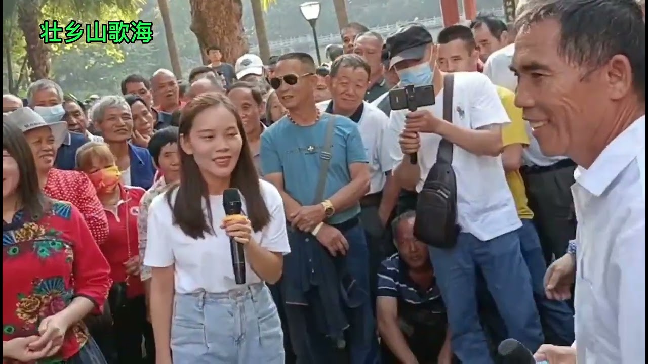 这个小妹嘴巴厉害，一个人斗两老帅，真有两下子，大哥都唱不出口