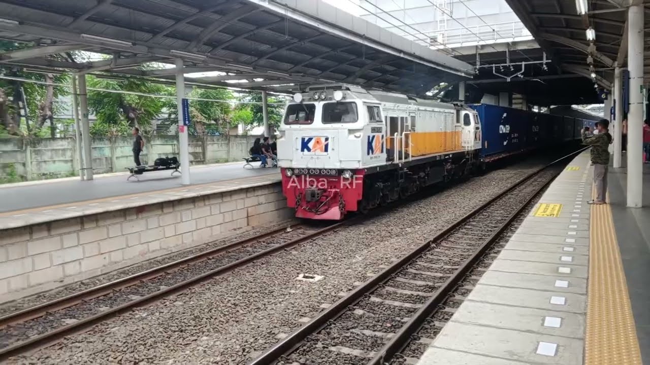Hunting Kereta Api Stasiun Jatinegara #keretaapi #train #railway