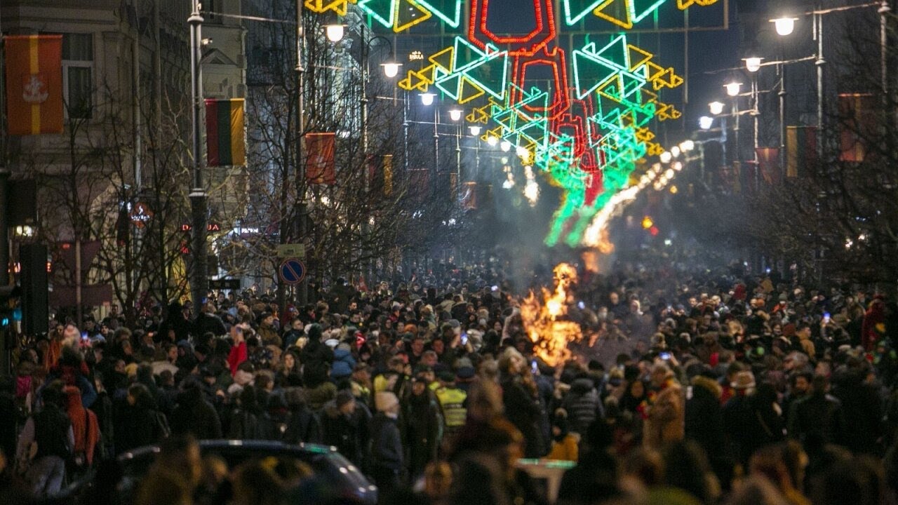 Vilniaus centre suliepsnojo šešiolika simbolinių Vasario 16-osios laužų
