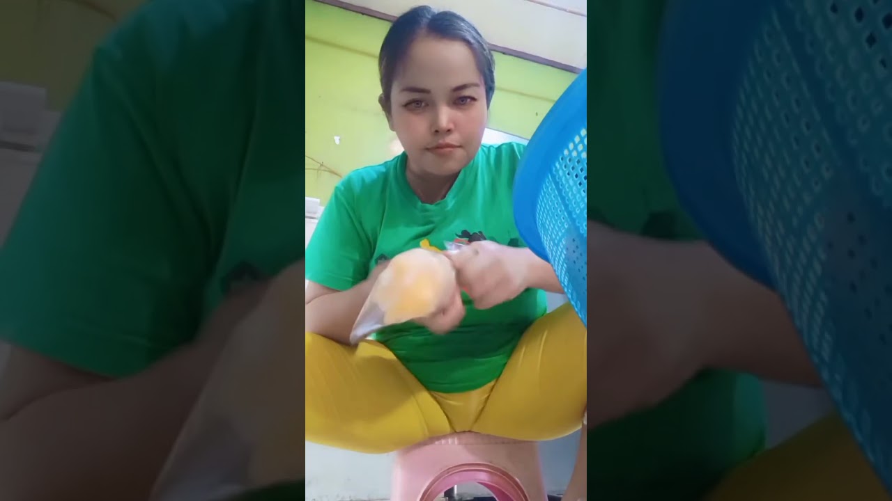 Ngebungkus kerupuk buat jualan