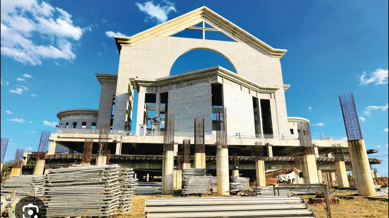 Nova bas&iacute;lica de trindade Goi&aacute;s (sino vox patris)#vox #patris 