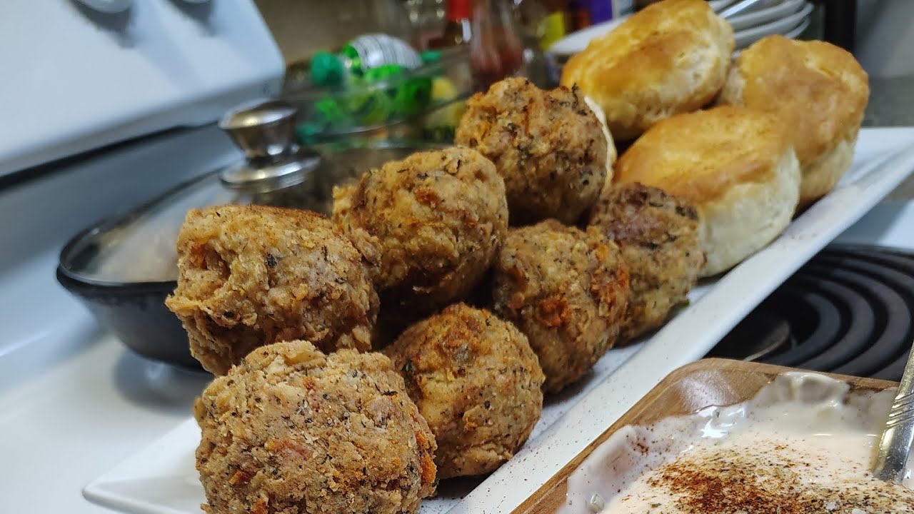 Жареные во фритюре сырные шарики из макарон с сыром и печеньем на пахте