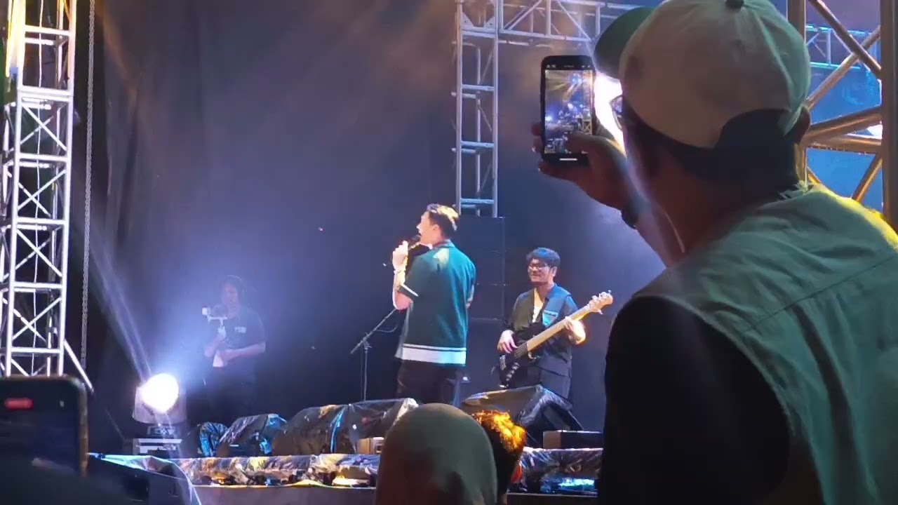 Afgan live music di Sawarga Courtyard Summarecon Mall Bandung_10