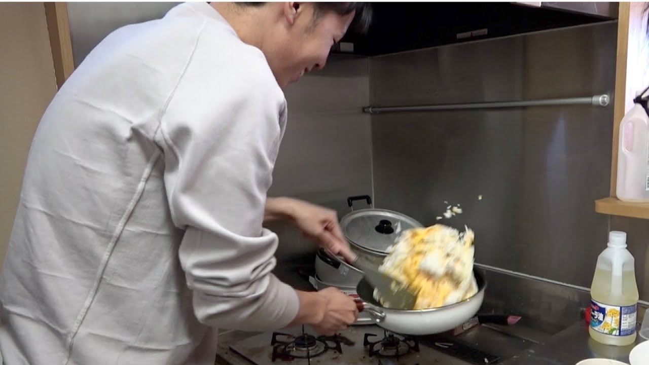 りょう、旧スタジオでチャーハンを作るの会