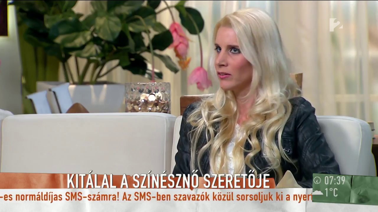 A Mokk&aacute;ban v&aacute;llalt elősz&ouml;r t&eacute;v&eacute;s szerepl&eacute;st a leszbikus magyar sz&iacute;n&eacute;sznő &eacute;lett&aacute;rsa - tv2.hu/mokka