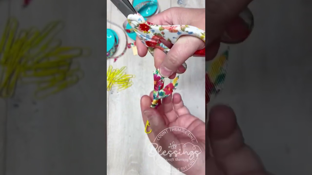 Super easy paperclip book mark gift #easycrafts #dollartreediy #diybookmark