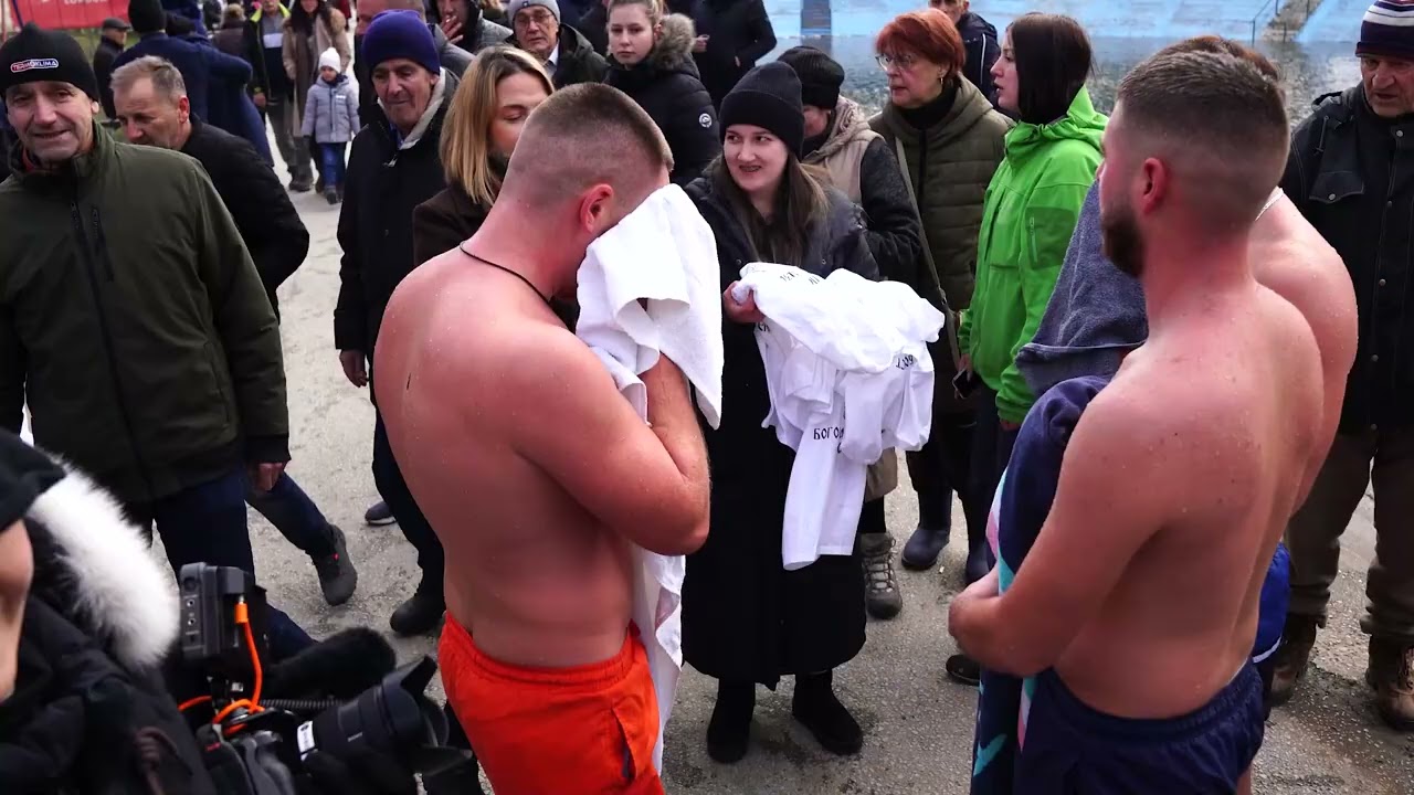 Богојављенско пливање за часни крст Бајиној Башти