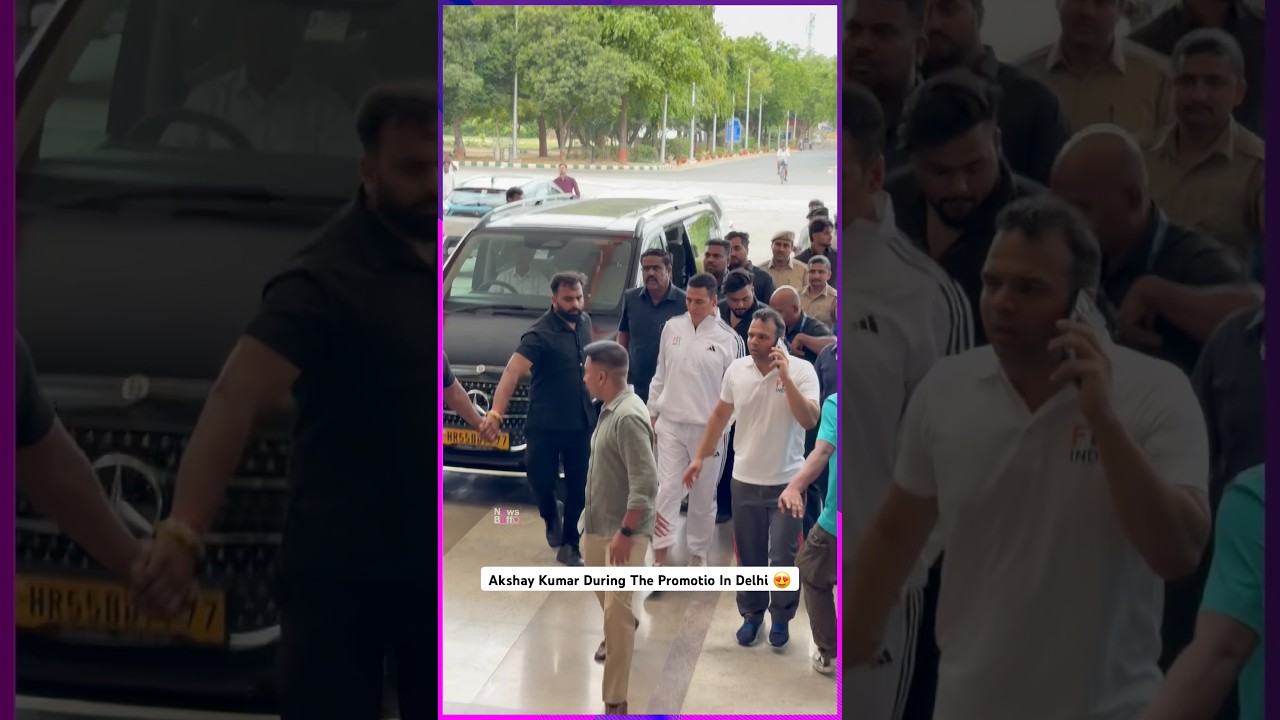 Akshay Kumar With His Security 😍😳 During The Promotion ! spotted In Delhi #shortsvideo #shorts