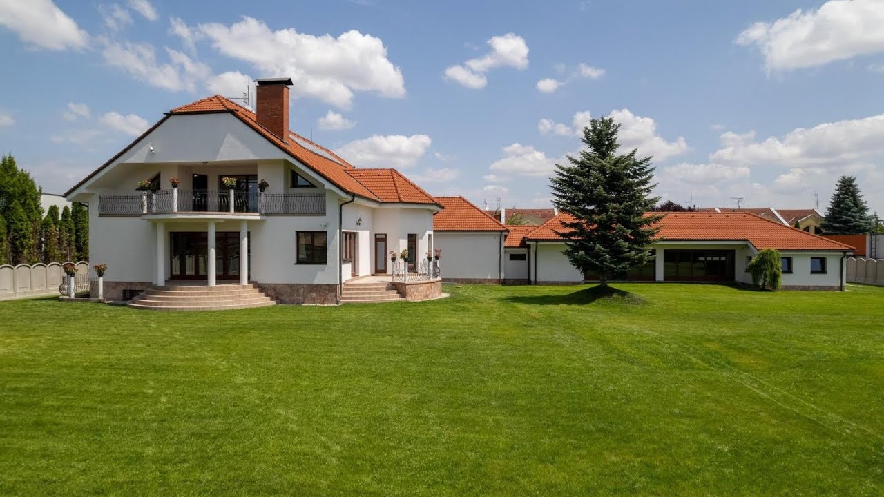 Luxusné rodinné sídlo s veľkým pozemkom a krytým bazénom v Šamoríne - 0948 744 099