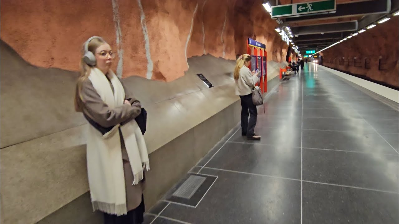 Walking Kungsholmen & Stockholm’s Most Unique Metro Station (Rådhuset)
