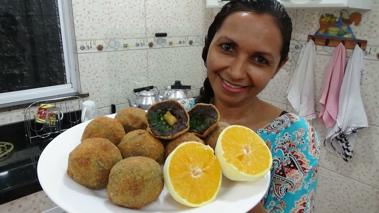 BOLINHO DE FEIJOADA FRITO RECHEADO COM TORRESMO E COUVE