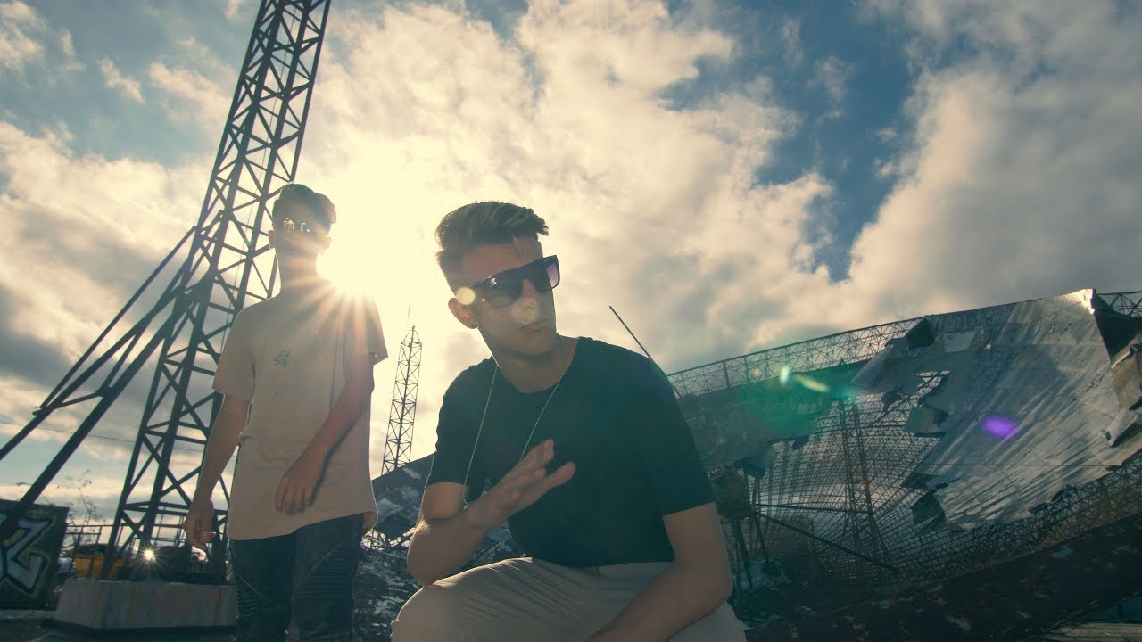 Adexe y Nau - Fan&aacute;tica (Videoclip Oficial)