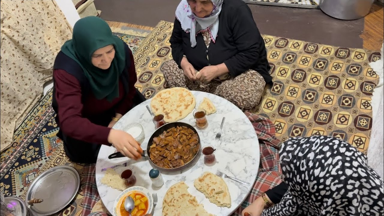 Kapı bir komşumuza süpriz akşam oturması yemekde￼ kanlıca mantar￼ çay ￼