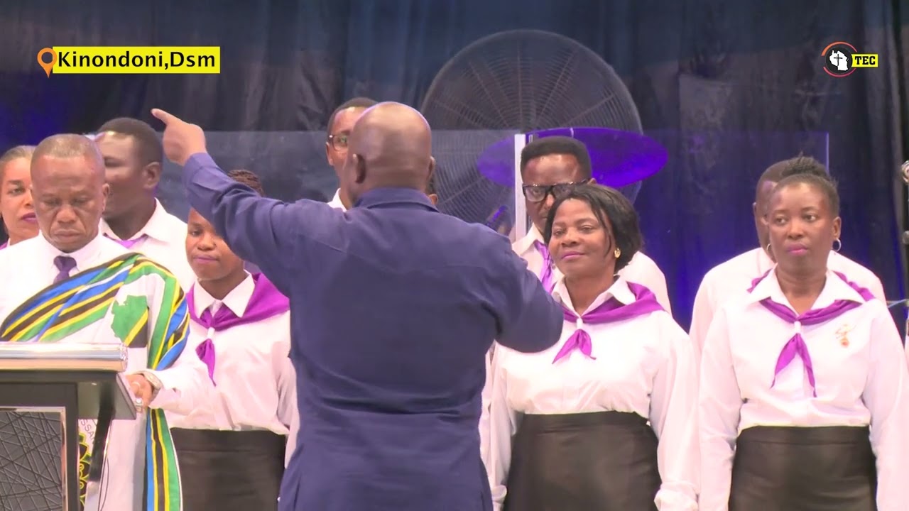 TAZAMA KWAYA YA WATAKATIFU MASHAHIDI WA UGANDA MAGOMENI WAKIIMBA TAMASHA  KWAYA NA MAOMBI  MAGONJWA