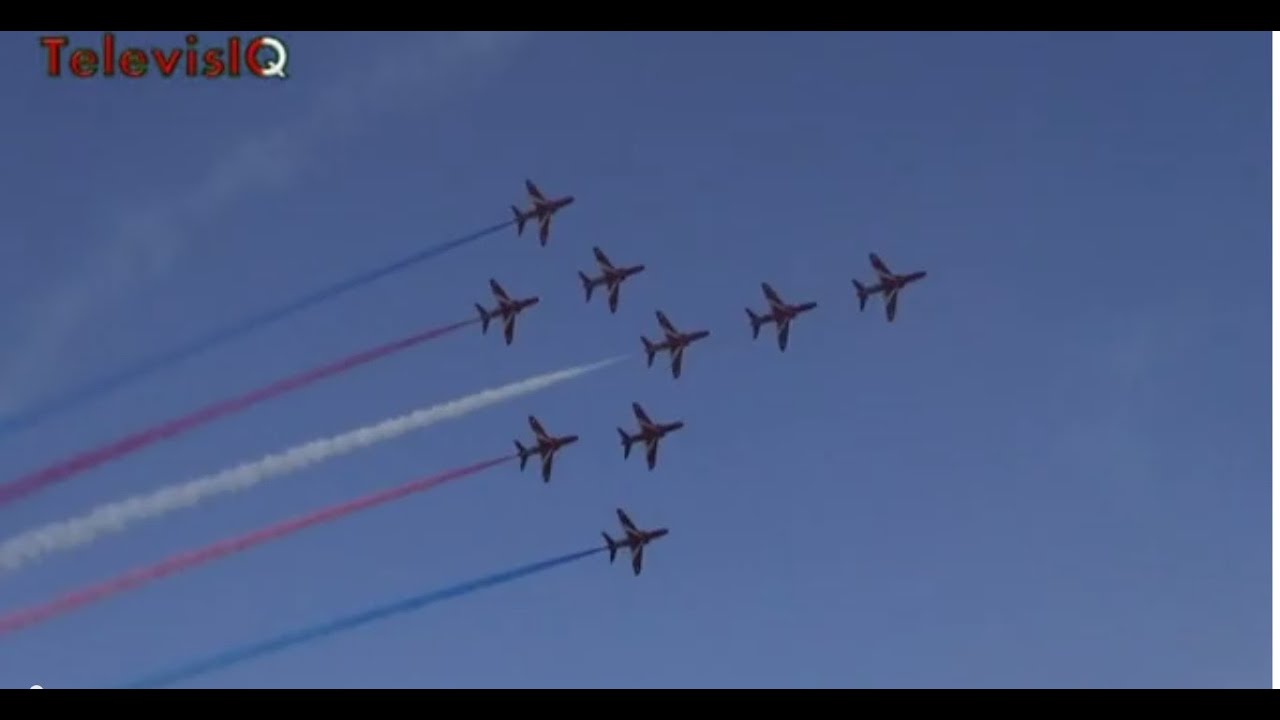 Amazing Airshow by Red Arrows (Royal Air Force) in Doha Qatar Nov 7 2013
