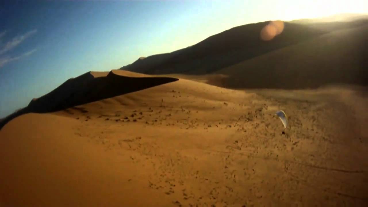 Gleitschirmflug an der Düne 45, Sossusvlei, Namibia am 15 01 2011