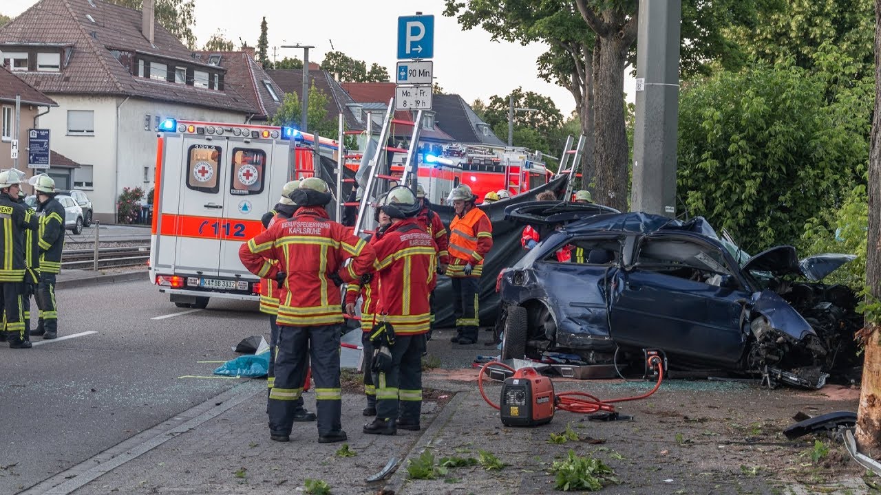 ++ HORRORUNFALL: 2 TOTE IN KARLSRUHE ++ AUDI RAST GEGEN BÄUME | FEUERWEHR & RETTUNG im GROSSEINSATZ