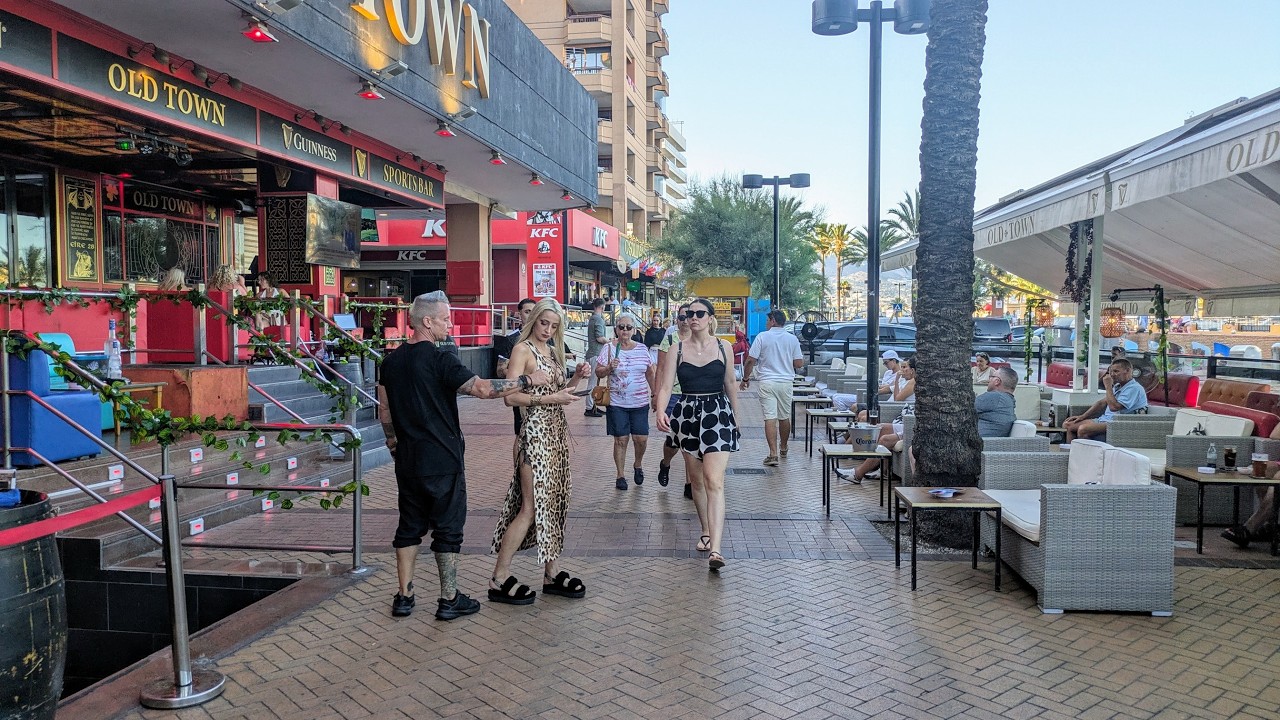 🇪🇸 Fuengirola (Spain): Walk from el Espigón to Old Town