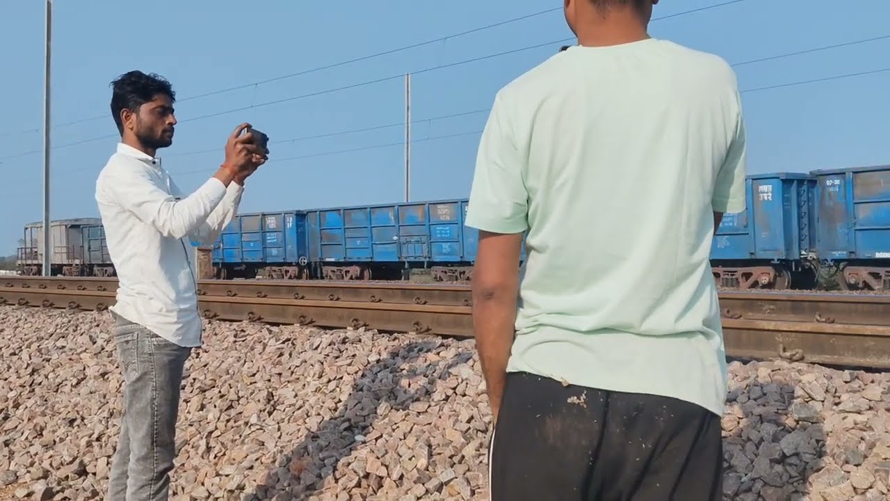 Freight train भारतीय रेल मालगाड़ी इसका इंजन और अलग तरीके का है