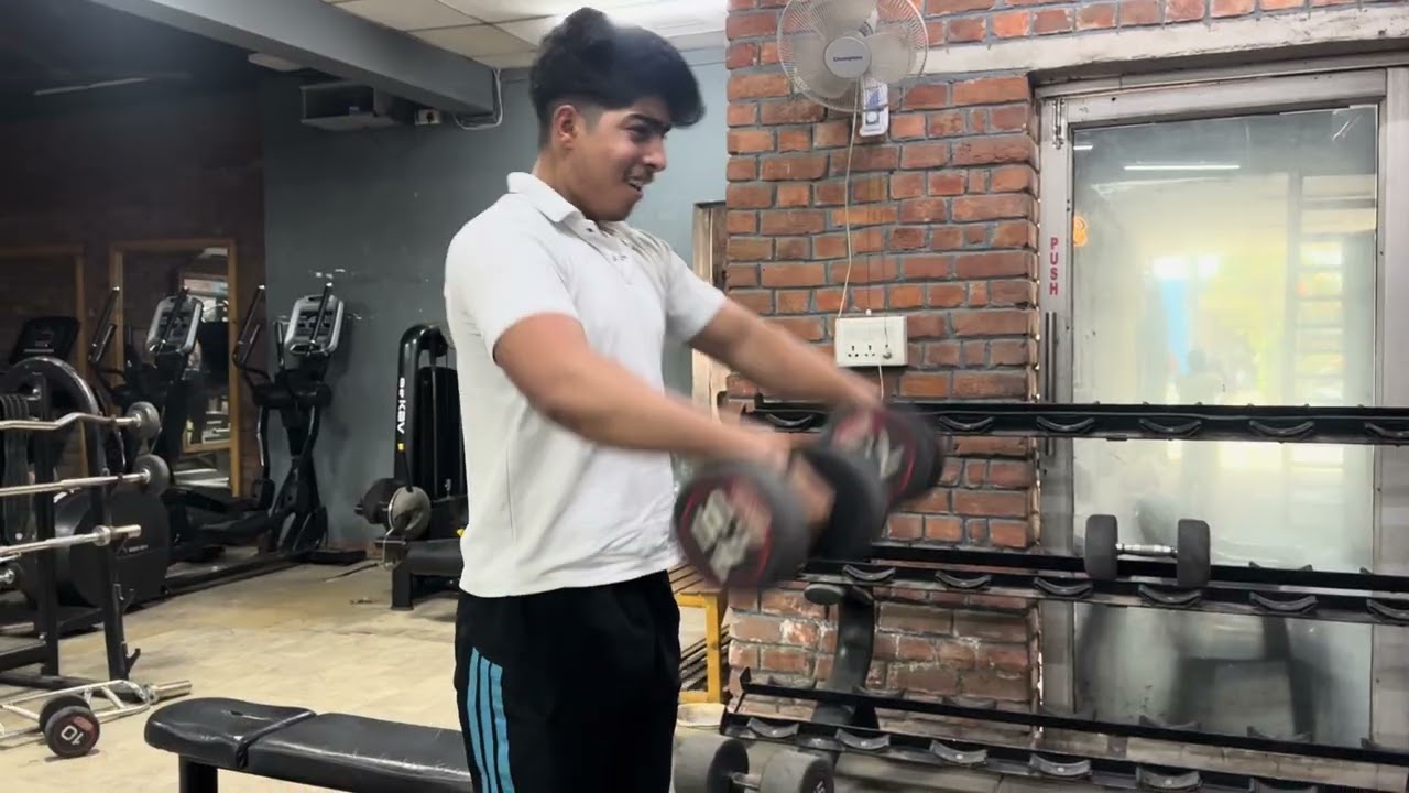 So today we did shoulder workout.🏋️‍♀️ 