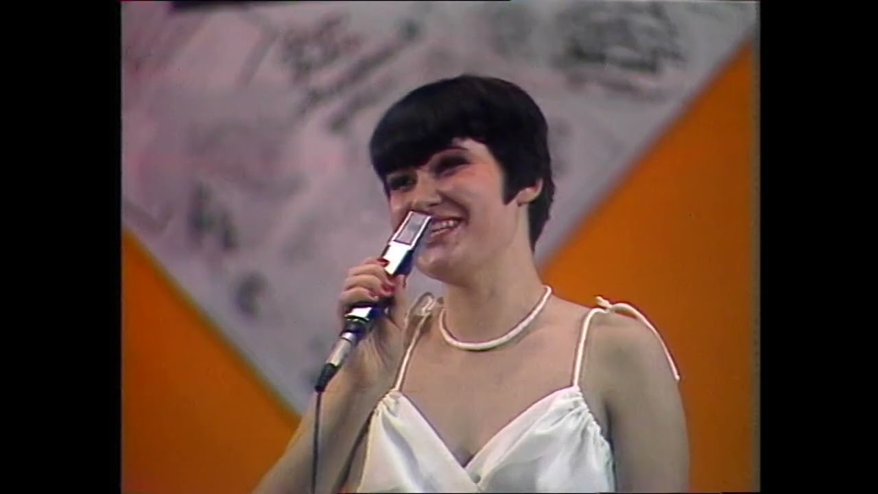 Aija Kukule un Līga Kreicberga - Dāvāja māriņa (1. vieta Mikrofona aptaujā 1981.g)