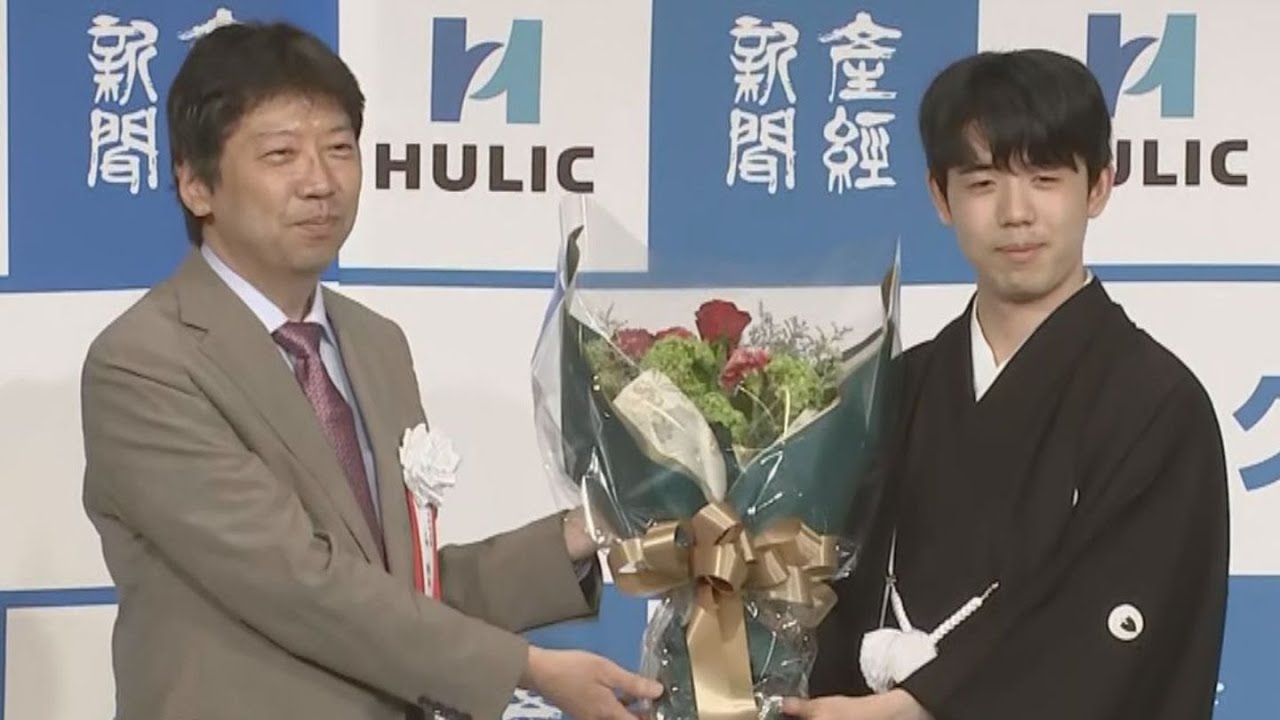 藤井聡太七冠が｢棋聖｣の就位式　師匠の杉本昌隆八段が花束を贈呈　｢私で良いのかな？｣