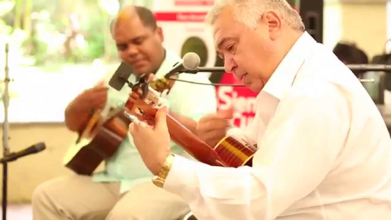 El Maestro Cheo Hurtado tocando el Cuatro Venezolano junto al Cuatrista Instrumental Fermín Deyán